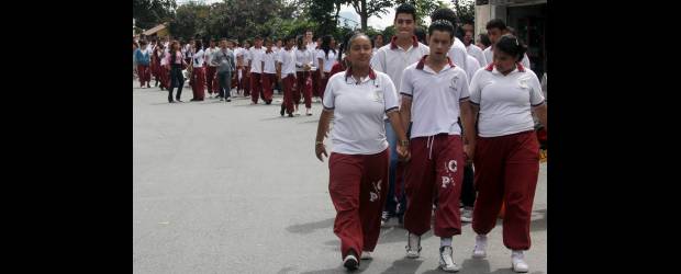 Comuna 6 se resiste a vivir con fronteras | Julio Cesar Herrera | La marcha, en forma de cadena humana, atravesó seis barrios de la comuna con su mensaje: borrando las fronteras imaginarias, pisando territorios de paz. En esta zona delinquen 25 combos que se enfrentan por control territorial.