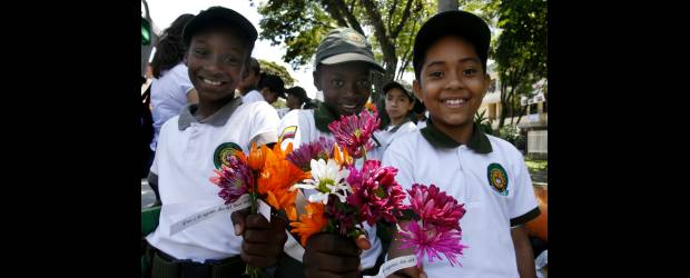 Flores por el Día del Buen Vecino | Esteban Vanegas | Los niños de la Policía Cívica Juvenil se unieron a la propuesta del Día del Buen Vecino, y de casa en casa, fueron regalando una flor. Bueno, a veces hasta todo un ramo. En una cifra aproximada, los de la Barra del Silencio calculan que se repartieron más de mil flores.