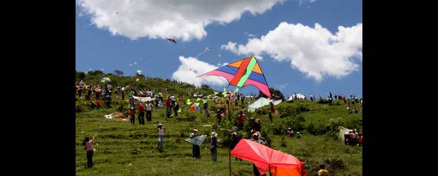 En Altavista, los colores hicieron fiesta | Donaldo Zuluaga | El Festival de Cometas comenzó ayer a las 9 de la mañana e incluyó, además del vuelo de los diferentes diseños y tamaños, talleres, conciertos, obras de teatro y concurso de sancochos. La actividad se realizó en la vereda Buga, en Altavista.
