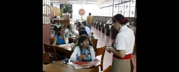 La dulce historia de un salón de té | Edwin Bustamante | El negocio fundado por Enrique Baer, luego tuvo como socios a los suizos Emilio Leber y Alfredo Suwald. En 1990, la empresa fue adquirida en su totalidad por la familia Suwald, que es todavía la propietaria de la reconocida marca.