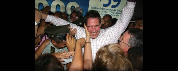 G. Arango quiere que E.U. limpie su nombre | Archivo | Después de haber estado 18 meses en prisión, el contralmirante (r) Gabriel Arango regresó a Cartagena en diciembre. Sus amigos, que nunca dudaron que era inocente de presuntos nexos con narcotraficantes, lo recibieron.