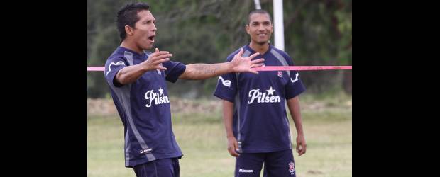 DIM es más que motivación | Hernán Vanegas | John Javier Restrepo y Ricardo Calle, ayer durante el entrenamiento del Medellín en la Base Aérea de Rionegro. El equipo rojo acabó con un ayuno de triunfos ante el Cúcuta y está renovado. Varios de sus hombres alzaron el nivel y esta noche lo ponen a prueba en el clásico 264. El técnico Édgar Carvajal mantendrá la misma nómina. Los rojos serán locales para efectos de taquilla.