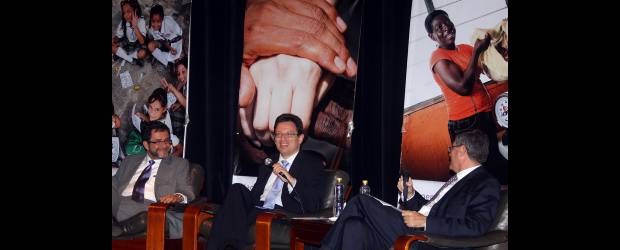 Empresa privada se compromete con d.h. | Julio Cesar Herrera | De izquierda a derecha: Javier Ciurlizza, director Regional para las Américas del Centro Internacional de Justicia Transicional; Jesús Peña, coordinador del Área de Observación de la Oficina en Colombia del Alto Comisionado de la ONU para los Derechos Humanos y Mauricio Toro, presidente de Protección.