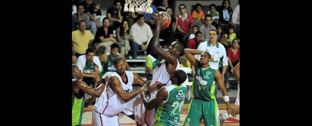 Arrieros sale por la semifinal | Colprensa, Cali | Por 10.000 pesos que vale la boleta, los aficionados podrán apreciar hoy a Arrieros frente a Valle, por la Copa Invitacional de baloncesto.