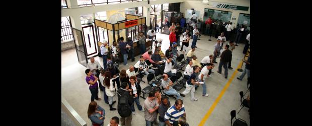Sin vehículo y les cobran rodamiento | Archivo | Adriana Muñoz Ángel, secretaria de Tránsito de Envigado, señala que en su municipio (foto) y en otros se presentan largas filas de ciudadanos que buscan el historial del vehículo para demostrar que ya no es suyo y quedar a paz y salvo con la Dirección de Rentas de la Secretaría de Hacienda de Antioquia.