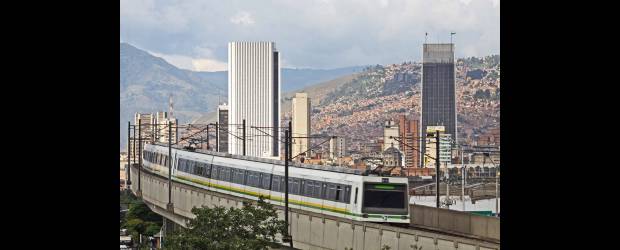 La cumpleañera prepara su fiesta | Donaldo Zuluaga | Los habitantes de Medellín no ven la hora de festejar el cumpleaños número 335 de su amada ciudad. Este martes, día de la celebración, habrá música, danza y teatro en diferentes zonas de la ciudad.