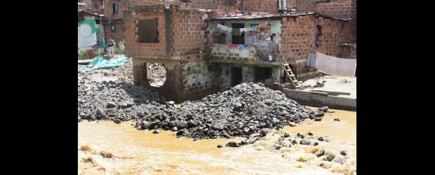 Tragedia invernal motiva la solidaridad | Hernán Vanegas | En Bello, la quebrada La García dejó a 200 familias afectadas.