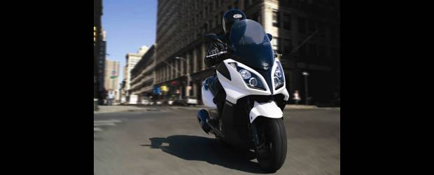 Tres motos, tres usos distintos | | Una moto tipo scooter que no solo ofrece un diseño de vanguardia y atractivo desde todos sus ángulos. También es una moto que tiene un corazón potente que se convierte en una solución ágil para enfrentar el diario tráfico de las ciudades en Colombia.