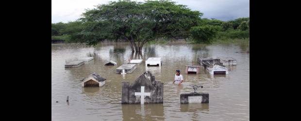 Santa Lucía es una isla | Hernán Vanegas | El cementerio de Algodonal se veía así el pasado jueves, igual que el resto de la cabecera de Santa Lucía, municipio del Atlántico, uno de los más afectados por la ruptura del Canal del Dique, que lleva parte de las aguas del río Magdalena.