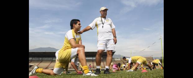 Graduación de Gómez es con honores | Hernán Vanegas | Álvaro de Jesús Gómez es calificado como "un sabio del fútbol" por todos sus jugadores y miembros del cuerpo técnico que tuvo este año en Itagüí.