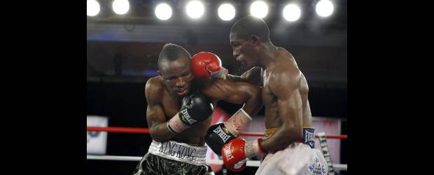 King Kong dejó al país viendo un chispero | Archivo | El africano Joseph Agbeko (Ghana), a la izquierda, se encargó de quitarle a Colombia el único título mundial de boxeo que mantenía en el 2010. La derrota de Yhonny Pérez, a la derecha, acabó con la serie de seis campeones que llegó a tener el país a comienzos de esta temporada. Un oscuro panorama.