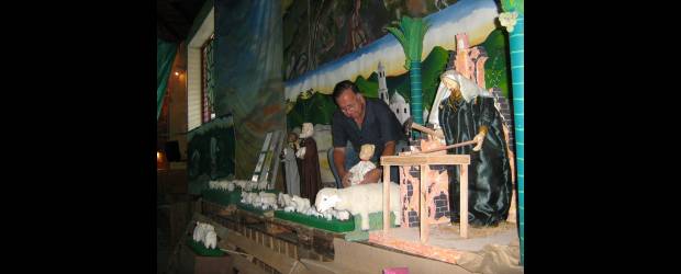 "Que Dios le bendiga esas manos, don Jairo" | Cortesía Esteban Pérez Restrepo | Aunque este año Jairo Franco no pudo lograr un acuerdo con las autoridades para instalar uno de sus pesebres en el Valle de Aburrá, logró que sus obras fueran acogidas en municipios como Guarne y Yarumal. Esta imagen corresponde al pesebre ubicado en el municipio de Yarumal, que tiene 263 figuras.