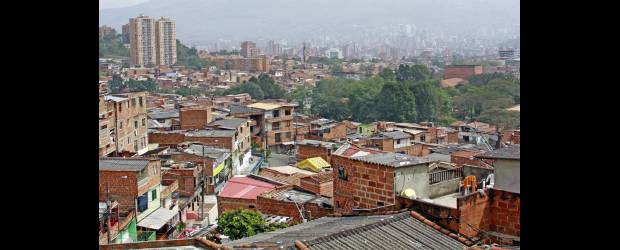 Bandas obligan encierro nocturno en 4 barrios | Pablo Andrés Montoya | La Policía dice que no hay tal "toque de queda", impuesto por uno de los combos, pero la comunidad siente temor de salir a la calle después de las 8:00 de la noche. Las balaceras se dan entre los integrantes de Las Violetas y los de Aguas Frías. Autoridades dicen que es por el cobro de vacunas y extorsiones.