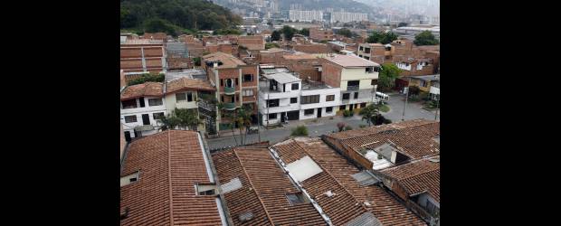 Fátima se convirtió en "cajero" de los ladrones | Robinson Sáenz | Residentes en el sector de Fátima expresaron su preocupación por los constantes robos que ocurren en el barrio. Según ellos, los ladrones atracan a cualquier hora del día o de la noche. En la mayoría de los casos no son atrapados por las autoridades policiales. Reclaman más atención y la instalación de un CAI.