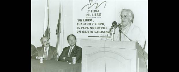 Alberto Aguirre es un sol de silencio | Archivo | Alberto Aguirre, en su librería, vendió libros de autores prohibidos durante mucho tiempo en Colombia: Jean Paul Sartre, Albert Camus, Henry Miller, entre otros. En el Cine Club de Medellín también mostró películas sin censura.