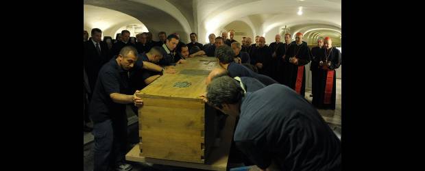 La beatificación, una fiesta | Cortesía del Periódico de El Vaticano | Los restos de Juan Pablo II han reposado desde el 8 de abril de 2005, fecha del funeral, en las Grutas Vaticanas, en la que fue tumba del beato papa Juan XXIII.