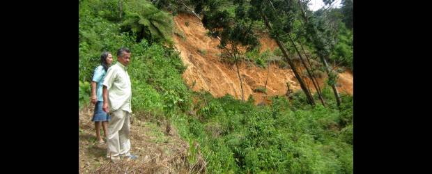 La montaña se mueve hacia Calle Vieja | Juliana Henao Gutiérrez | María Ospina y Jaime Quintero miran con preocupación la montaña que amenaza con venirse sobre el sector de Calle Vieja, en La Estrella. La tierra parece ceder cada vez más por causa de los torrenciales de los últimos días.