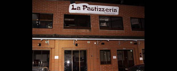El adiós a Uriel Ruiz evocó lucha de quien dio ejemplo | Julio César Herrera | Cerrados, en expresión de duelo, estuvieron ayer los restaurantes de La Pastizzería en Medellín y Rionegro, por el asesinato absurdo del pionero de esa cadena de establecimientos. En la imagen, el de La Mota, con el que comenzó el negocio Uriel Ruiz.