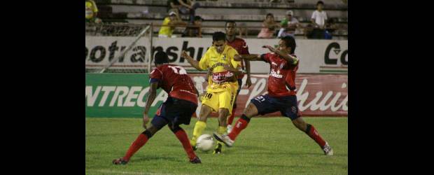 Otra derrota que justifica el revolcón rojo | Colprensa, Neiva | El bajo rendimiento de los veteranos del Medellín es evidente y preocupante. La combinación con jóvenes tampoco le da buenos frutos al técnico Luna.