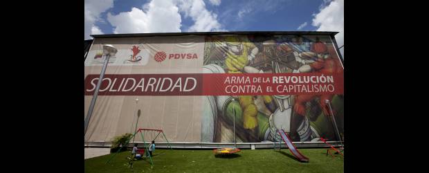Sanciones a Pdvsa no asustan a Venezuela | Carlos Garcia Rawlins, Reuters, Caracas - Venezuela | Aunque en 2009 Venezuela dijo que Pdvsa planeaba abastecer a Irán con 20 mil barriles diarios de gasolina, al año siguiente anunciaron haber detenido tal suministro. La agencia Reuters sostiene que existen indicios de que no fue así.