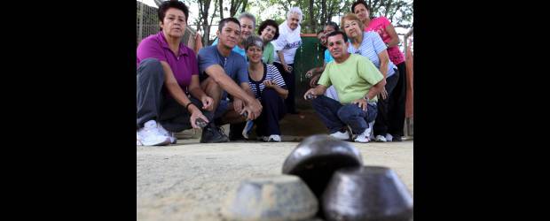 A Dios rezando y con el tejo dando | Julio César Herrera | Antioquia La Grande se llama el equipo de la tercera edad que entrena todos los sábados en las canchas del Polideportivo de Envigado del cual hacen parte alrededor de 25 señoras y cinco señores. En Belén Las Playas entrenan tres clubes deportivos de la comuna y aficionados que lo practican recreativamente.