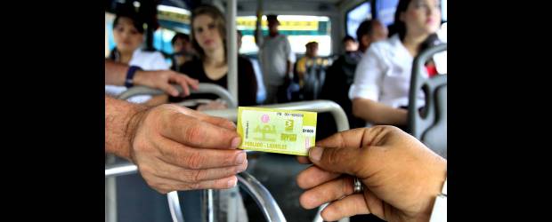Sin el sencillo, ¿qué pasará con el tiquete integrado? | Juan Fernando Cano | Usuarios del tiquete integrado del metro manifestaron que no utilizan la Tarjeta Cívica porque no comprenden cuáles son los beneficios que les ofrece.
