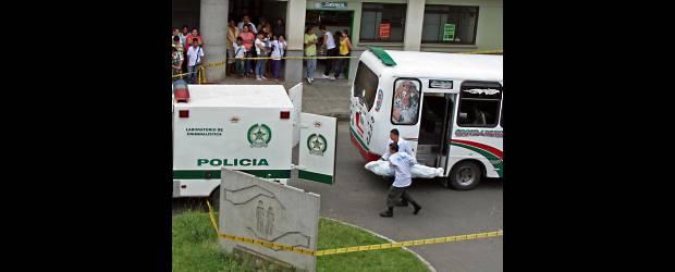 Asesinan a líder de desplazados | Carlos Taborda | Tras recibir el impacto de bala, Ana Fabricia Córdoba fue trasladada de inmediato a la Unidad Intermedia de Santa Cruz, pero murió en el camino.
