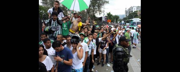 Locura nacionalista cogió cola | Robinson Sáenz | Hinchas para dar y convidar por los alrededores de la unidad deportiva Atanasio Girardot. Eran cuadras y cuadras enteras, llenas de gente, muchos de ellos ataviados con los colores del Atlético Nacional. Estas colas que se registran aquí empezaban en la piscina de subacuáticas y llegaban, prácticamente, hasta la calle Colombia. Los hinchas soportaron sol y estrujones. La Policía controló.