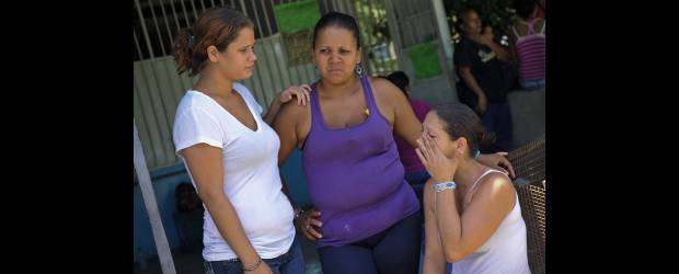 Un ministerio por cada problema | Leo Ramirez, Afp - Guatire, Venezuela | Familiares de los presos de la cárcel venezolana El Rodeo I demandaron ayer más información sobre la situación de sus parientes tras la reyerta que dejó 19 muertos y una veintena de lesionados.