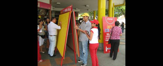 Gran bandera acompañará las nuevas luces | Cortesía, Coca Cola | El presidente Juan Manuel Santos fue el primero en firmar la bandera de Colombia, hoy lo hará el alcalde Alonso Salazar. Los hinchas también participan.