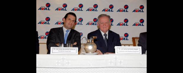 Corficolombiana adquiere holding en Panamá | Archivo | Luis Carlos Sarmiento Gutiérrez, presidente del Grupo Aval y su padre, Luis Carlos Sarmiento Angulo, presidente de la Junta del mismo conglomerado, mantienen una dinámica de inversiones constantes dentro y fuera del país.