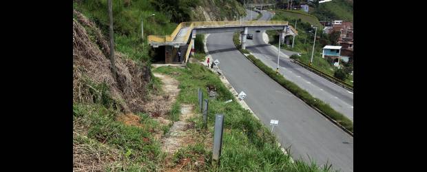 En La Asomadera un puente quedó sin uso | Julio César Herrera | Los usuarios corren el riesgo de que los atropellen los vehículos que circulan por la conexión, que por este lugar lo hacen a alta velocidad.