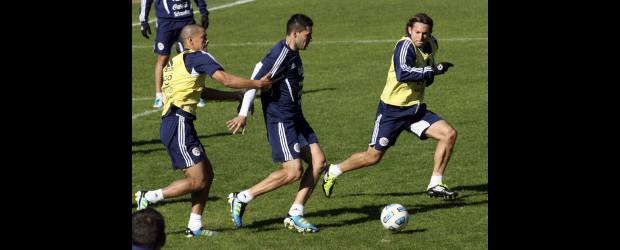 En alza coge Paraguay a Brasil | Bernardino Ávila, Reuters- Argentina | Los paraguayos buscan su cupo a la semifinal, en el partido de hoy ante Brasil. Antolín Alcaraz disputa ante Verón y Barreto un balón, duante una sesión de entrenamiento. El técnico Martino tiene preocupaciones defensivas.