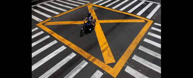 Movilidad sobre dos ruedas | Donaldo Zuluaga | El uso de la moto va en aumento, afianzada en la autonomía que brinda principalmente en la población de menos recursos. El crecimiento y factores como la accidentalidad invitan a reflexionar sobre su papel en la dinámica de la ciudad.