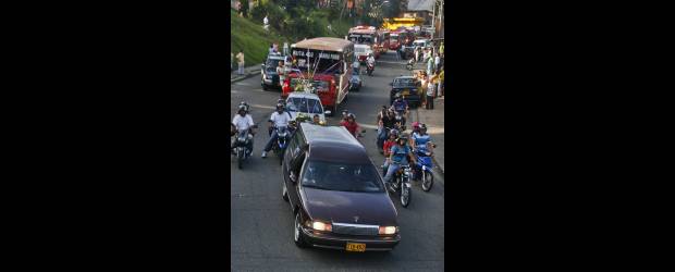 Sigue paro de transportes en la 6 | Esteban Vanegas | El féretro de Duván de Jesús Botero, de 30 años de edad y asesinado el pasado viernes, fue seguido ayer por una caravana de motos y buses hasta Jardines de la Fe, en donde fue sepultado.