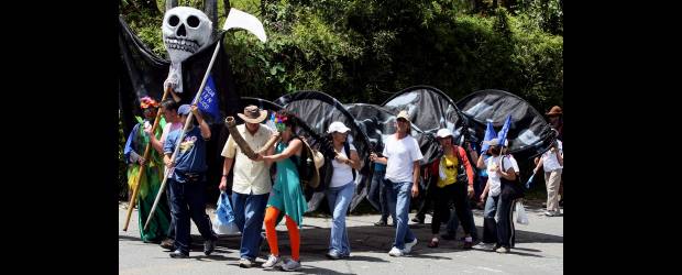 Alcalde no puede parar el túnel, pero... | Jaime Pérez | La imagen corresponde a la marcha realizada el pasado 3 de julio por la comunidad de Santa Elena e integrantes de organizaciones ambientalistas para rechazar el proyecto del Túnel por sus impactos en la naturaleza. Ahora entablan una acción para que el Alcalde lo suspenda como medida preventiva por infracción ambiental.