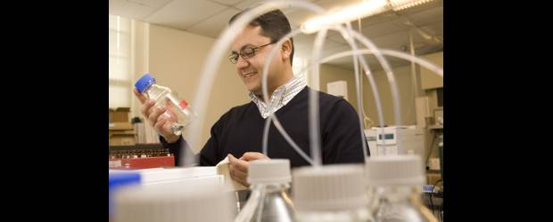 Juan inventa a escala nano | Cortesía | Juan Hinestroza llegó a E.U. hace 16 años para estudiar un doctorado en Ingeniería Química y Biomolecular en la Universidad de Tulane. Hay que "usar la ciencia para cambiar la forma de pensar y añadirle valor a las cosas", dice.