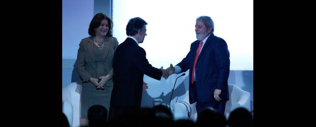 Lula invitó a invertir en los países "pobres" | Colprensa, Bogotá | El expresidente Luis Inácio Lula Da Silva saluda al presidente Juan Manuel Santos al término de su intervención en el foro sobre Colombia y Brasil.