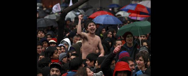 ¿El Chile de hoy es la Colombia de mañana? | Iván Alvarado, Reuters - Santiago, Chile | En las manifestaciones más masivas de los estudiantes en Chile han salido a las calles entre 100 y 150 mil universitarios. Brunner dijo que en su país quienes más están protestando son alumnos de instituciones públicas, pero que todos los estudiantes estarían a favor de esquemas más generosos de becas y créditos.