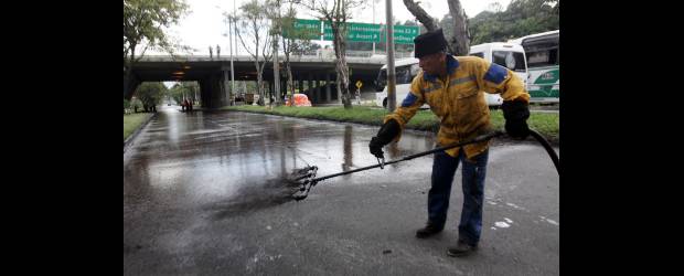 Y en el sur, la repavimentación armó el taco | Hernán Vanegas | Hasta el viernes los usuarios de la autopista Sur deberán soportar las congestiones ocasionadas por las obras de rehabilitación del pavimento entre La Macarena y la calle 30 o tomar rutas como la avenida Guayabal y Las Vegas.