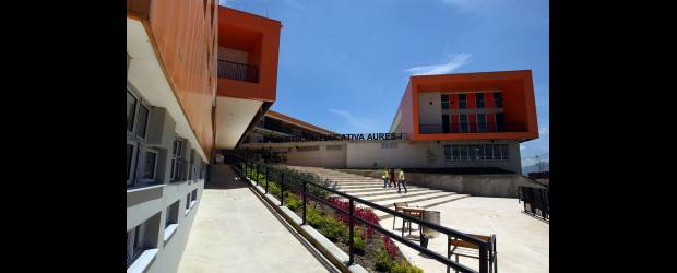 La infraestructura educativa, una locomotora | Jaime Pérez | Esta es la Institución Educativa Aures que inauguró la Alcaldía hace 15 días. Se espera que en los próximos meses se construyan tres colegios como este. Expertos dicen que estas intervenciones cambian positivamente los sectores en las que se levantan.