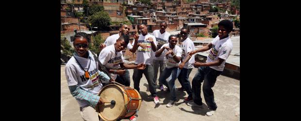 La 13 festejó con Son Batá su premio a mejor chirimía | Jaime Pérez | En la imagen se observa a los integrantes de la chirimía de Son Batá que obtuvieron el primer lugar en esta categoría en el Festival de Música del Pacífico Petronio Álvarez, que se realizó en Cali. Llegaron ayer y sus amigos los recibieron con un recorrido en chiva por las calles de la comuna 13.