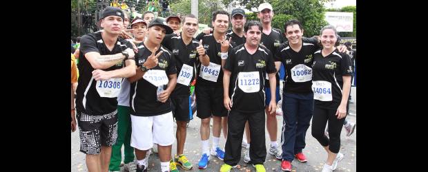 El Reto se vivió entre risas, autógrafos y buena salud | Róbinson Sáenz | Los de El Reto: Sergio Ospina, Henry Arteaga (Crew Peligrosos), Víctor Aristizábal, Juan D. Huertas (Piso 21), Mauricio Faciolince, Jaime Arango, Ricardo Ospina, Danny Hoyos (Suso) y Andrea González. Faltan Andrea Gómez, Elbacé Restrepo y Katerine Granados, que se quedaron esperando al lesionado instructor Aldo Arcila.