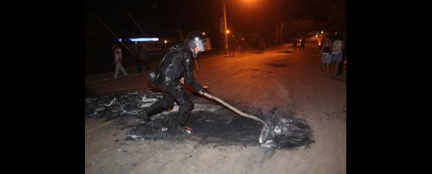 Disturbios en Caucasia por paro minero | Hernán Vanegas, Enviado Especial, Caucasia | Miembros del Esmad de la Policía contribuyeron anoche a despejar de obstáculos las vías afectadas, en especial la troncal a la Costa.