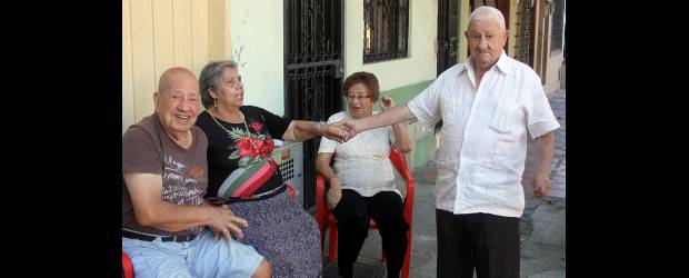 Luciano, un hombre al que no arrugan sus cien años | Julio César Herrera | Con sus vecinos del barrio Buenos Aires, Luciano comparte sus tardes y rememoran épocas de juventud.