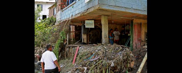 Damnificados de "caché" y de tercera | Henry Agudelo | En la casa de Marta Cecilia Cáceres y los hermanos Yenni y Nelson Restrepo, al borde de la quebrada La Loca, es evidente que ya no se puede vivir. Pero aún no los visitan y entonces no tienen a dónde ir a buscar refugio seguro.