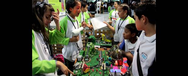 La Feria de la Ciencia tiene 900 genios | Jaime Pérez | La creatividad de los estudiantes se puede apreciar en la Feria de la Ciencia que se realiza en el parque Explora. Son más de 200 proyectos que presentaron 900 estudiantes de diferentes colegios de Medellín.