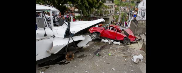 Falla en frenos causó accidente | Esteban Vanegas | En el accidente, junto a la Casa de Gobierno de San Cristóbal, quedaron destruidos dos vehículos. Tres personas quedaron lesionadas.