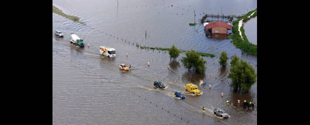 Santos anuncia inversiones para recuperar el río Bogotá | Mauricio Alvarado, Colprensa-chía | El desbordamiento del Río Bogotá ha afectado una vasta zona de la sabana. El gobierno anunció inversiones por 500 millones de dólares en el río.