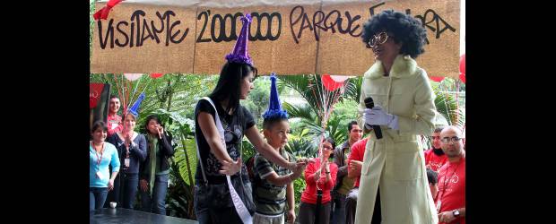Llegó el explorador 2 millones | Jaime Pérez | Con mucha propiedad y siguiendo los acordes de la chirimía, Omaira subió a la tarima que organizaron para la celebración, en compañía de su sobrino Johan Estiven y de la animadora del parque DJ Tostada. Aún incrédula de su suerte, confesó que nunca olvidará este día.
